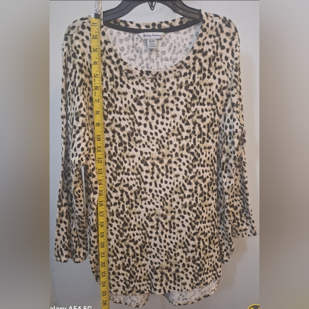 Tommy Bahama Womens Animal Print Long Sleeve Top Size Medium 100% Cotton